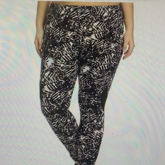 NEW Mid rise soft leggings with mesh panels - Picture 4 of 7